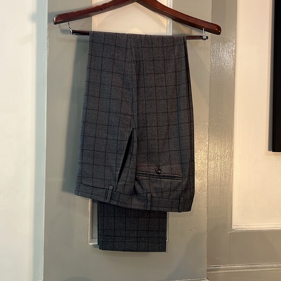 Canali Men’s three piece Suit. Sleeve 26.5
Shoulder 18.5. Retail $2,695 - Picture 8 of 8